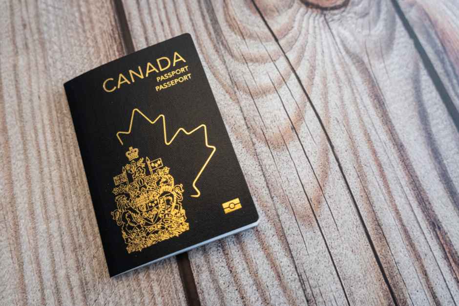 Crossing the border with a rental car: authorization and Green Card insurance (practical guide)